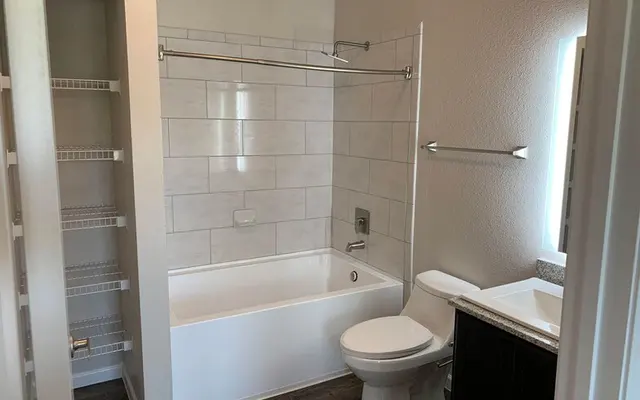 Austin Colorado Creek - Room, Sink