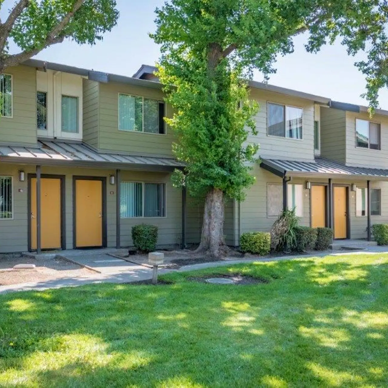 Woodcrest Apartments - Lawn