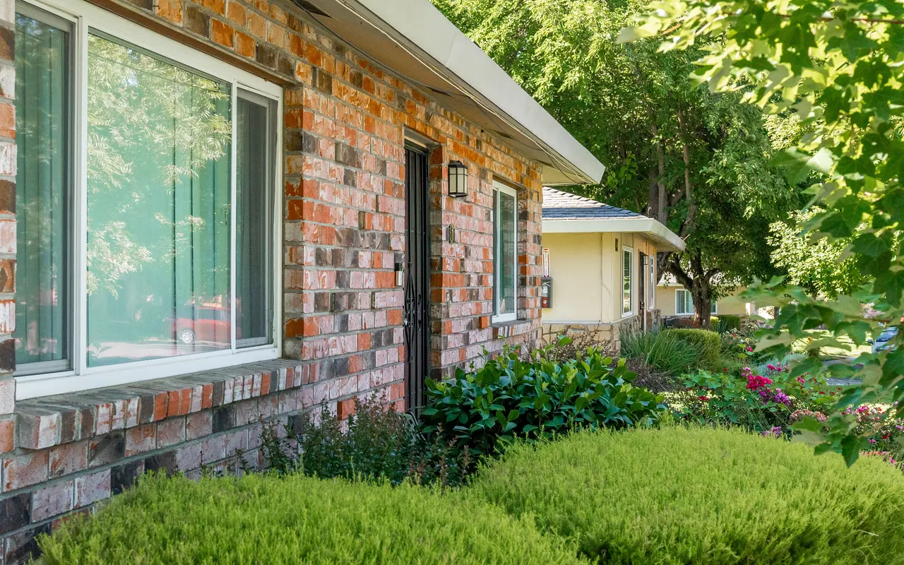 Queenston Plaza - Interior Design, Grass, Herbal