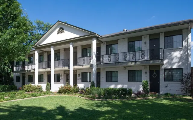 Austin's Place Apartments Austin's Place Apartments - Grass