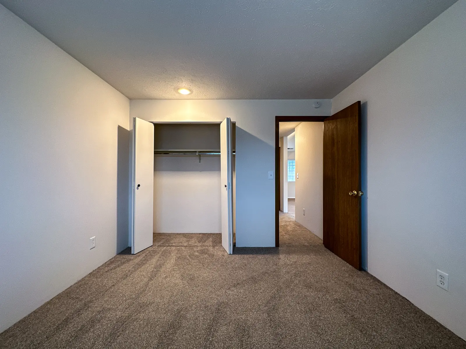 Ventura Apartments - Floor, Corner, Flooring