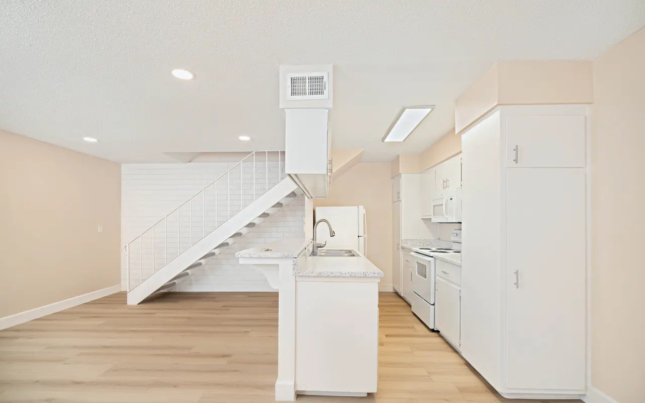 Queenston Plaza - House, Housing, Staircase