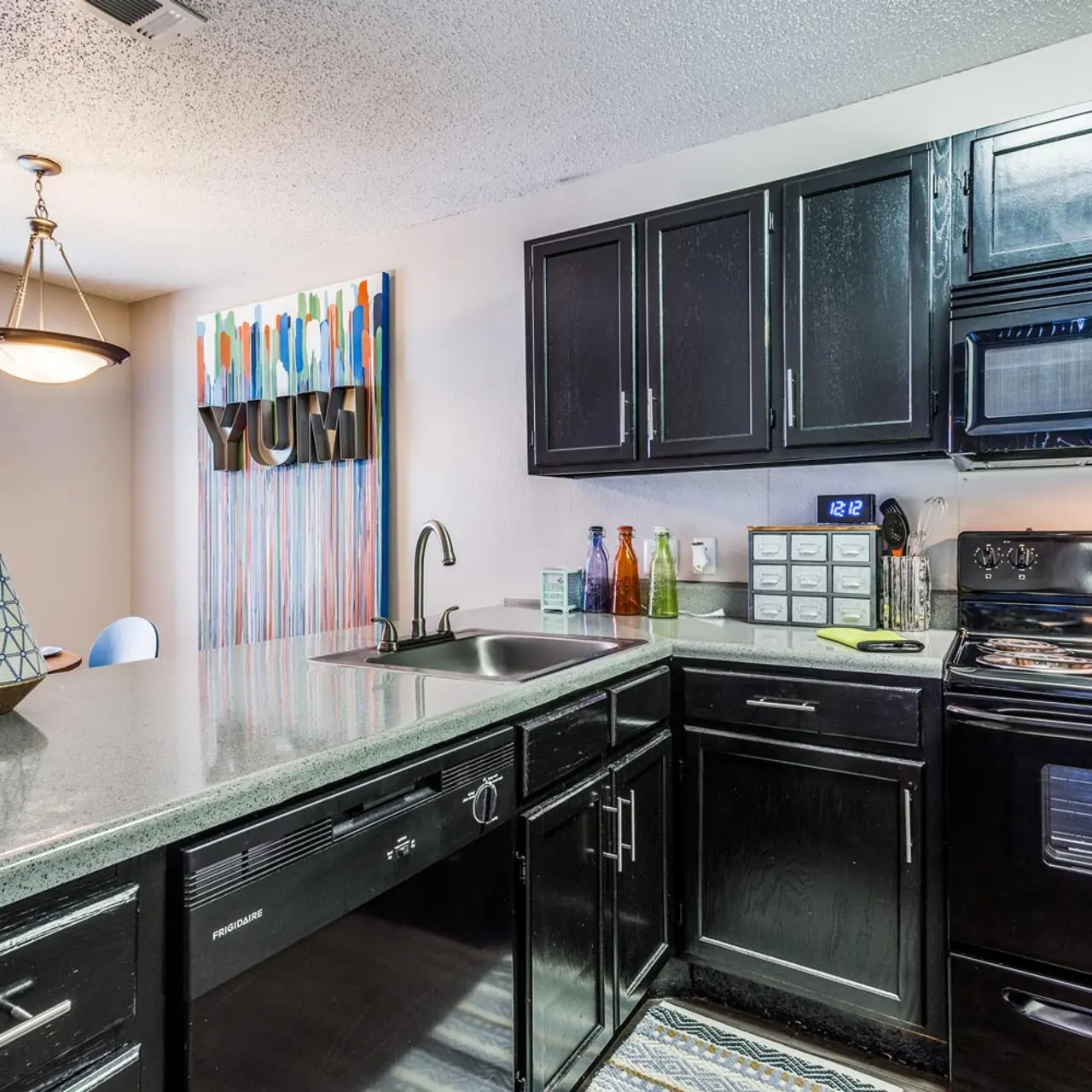 Balcones Club Apartments - Kitchen