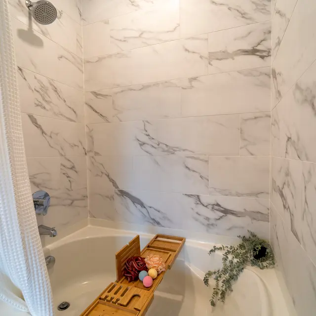 Bishop Central - Tub, Bathtub