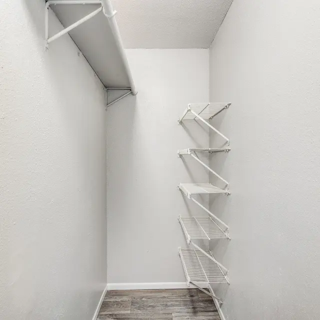 The Summit Apartments The Summit Apartments - Shelf, Corner