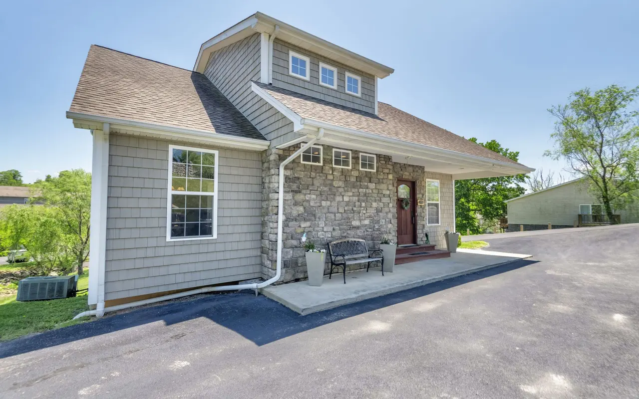 Willow Run Apartments - Housing, House, Portico