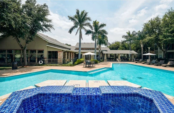 Carmel Apartments - Pool, Hotel, House