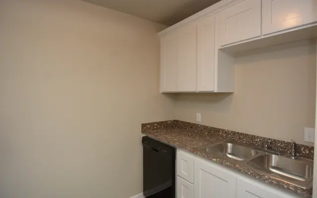 Woodlawn Apartments - Kitchen
