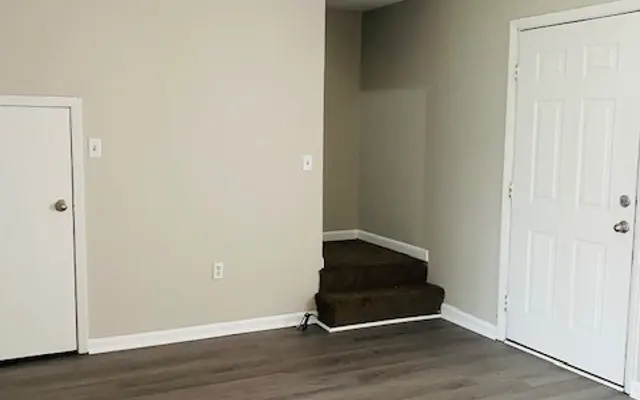 Bridgeport Apartments - Flooring, Floor, Corner