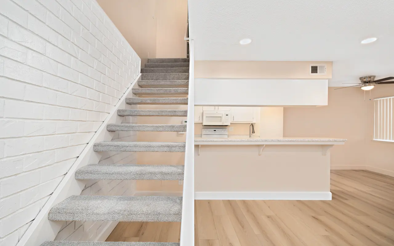 Queenston Plaza - House, Housing, Staircase