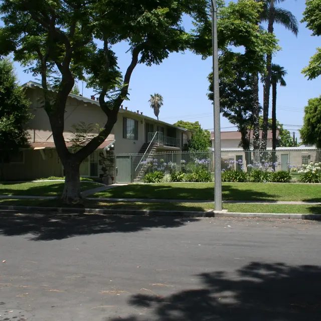Sherwood Gardens Apartments - Neighborhood, Tree, Tree Trunk
