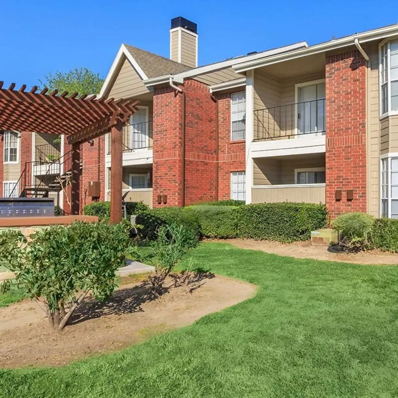 Beacon Hills Apartments - Exterior, Grass