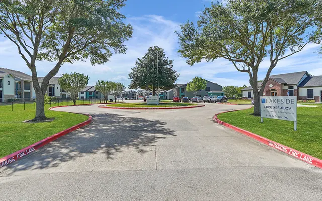 Lakeside Apartments - Urban, Plant