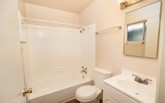 College Manor Apartments - Corner, Indoors