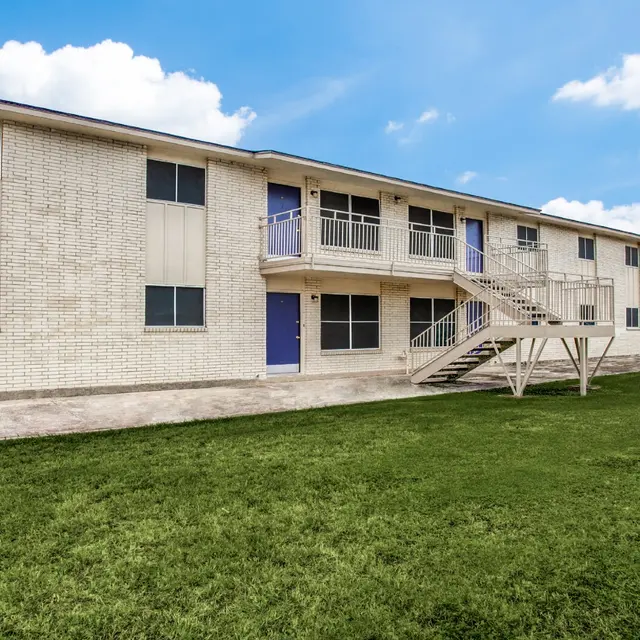 Seven Pines Apartments Seven Pines Apartments - Grass, City, Urban