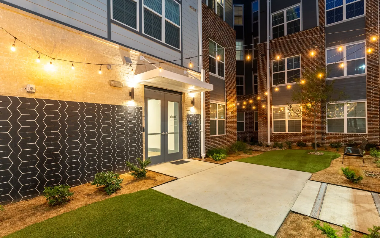 The Madison at Bishop Arts - Building, Lights