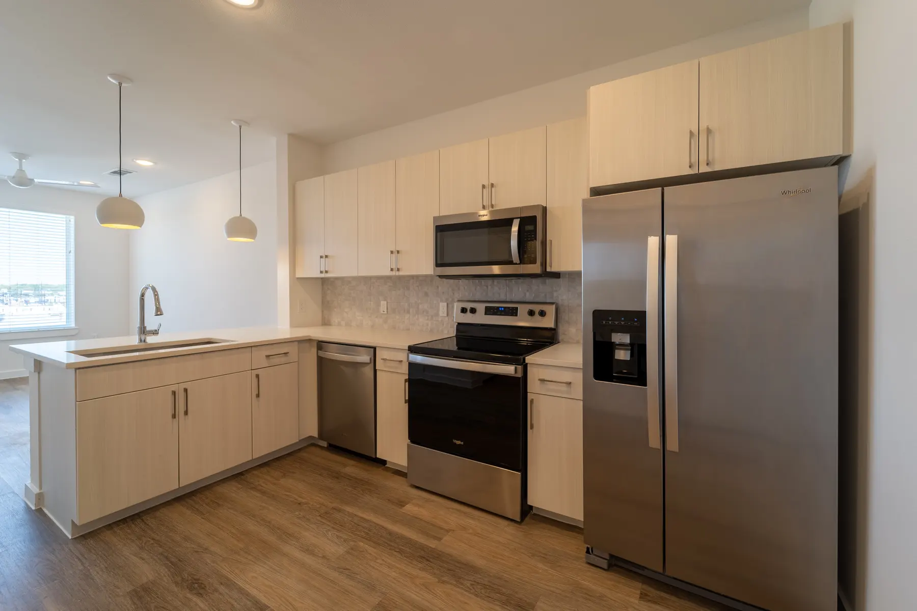 Ellis Highline - Microwave, Oven, Flooring