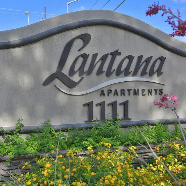 Lantana - Zoo, Grass, Building