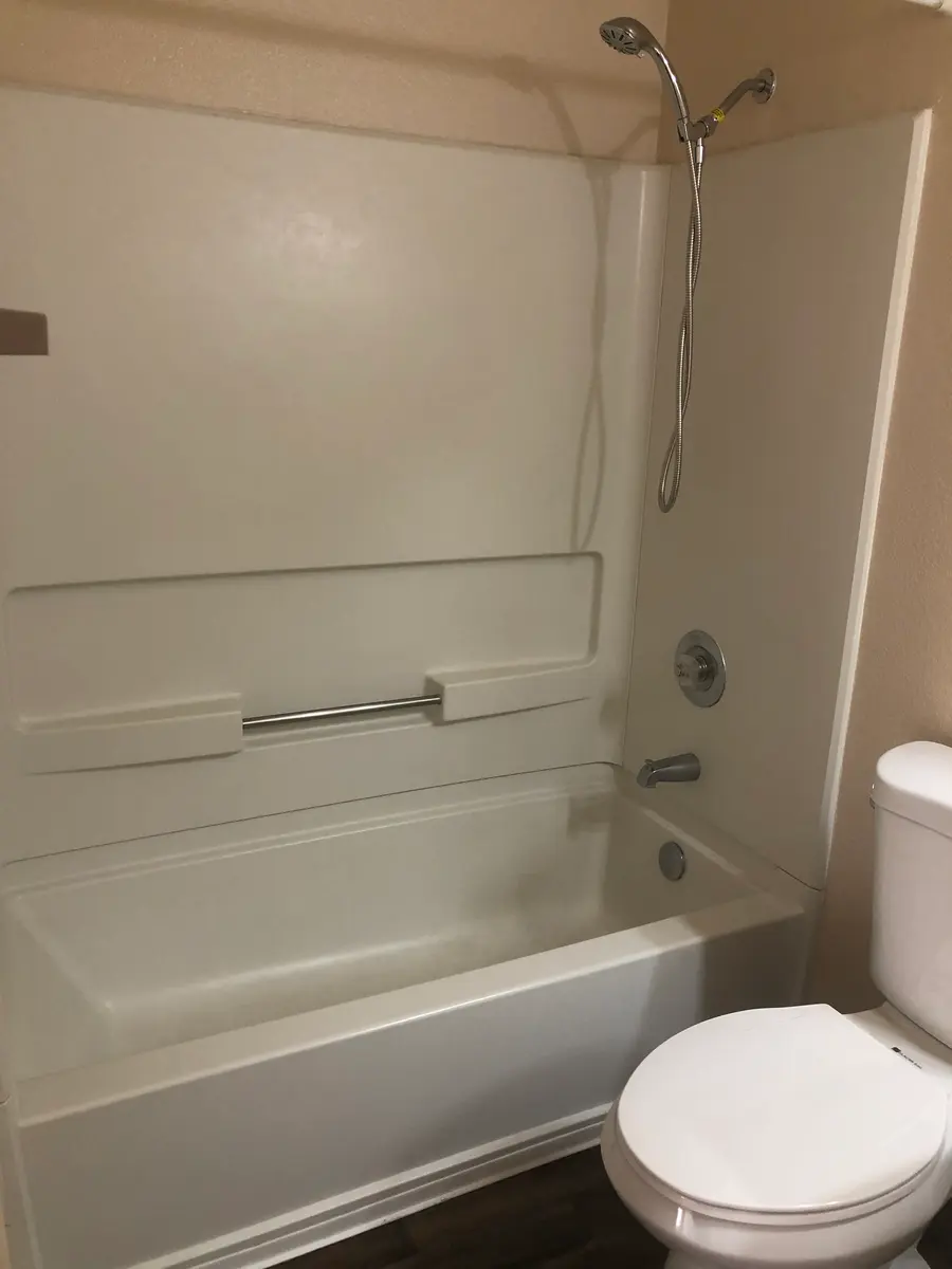 Myrtle Creek - Room, Toilet