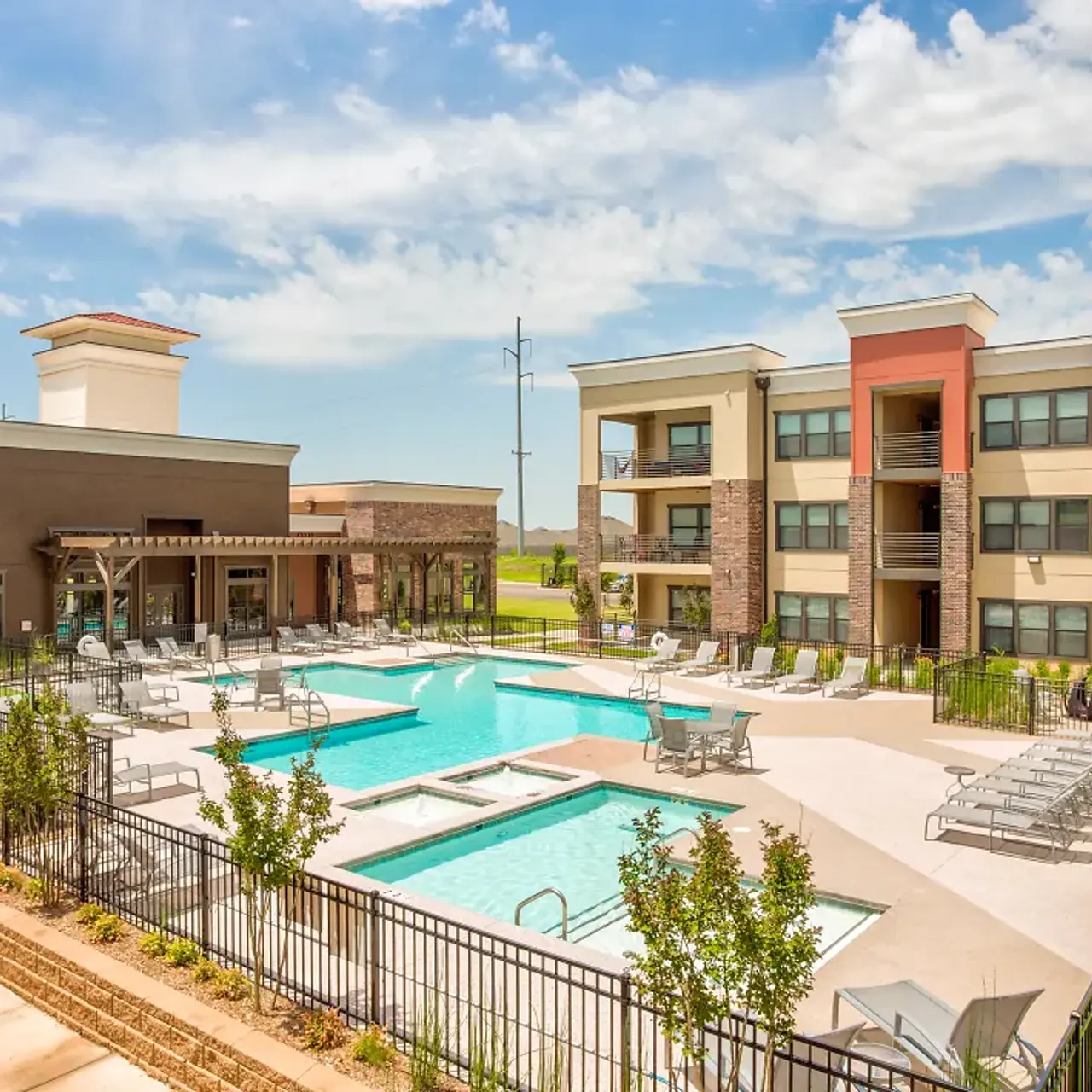 Crown Lone Oak - Pool Crown Lone Oak - Pool, Building