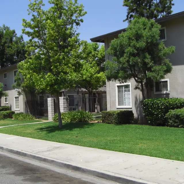 RiverGlen Apartments - Neighborhood, Grass, City