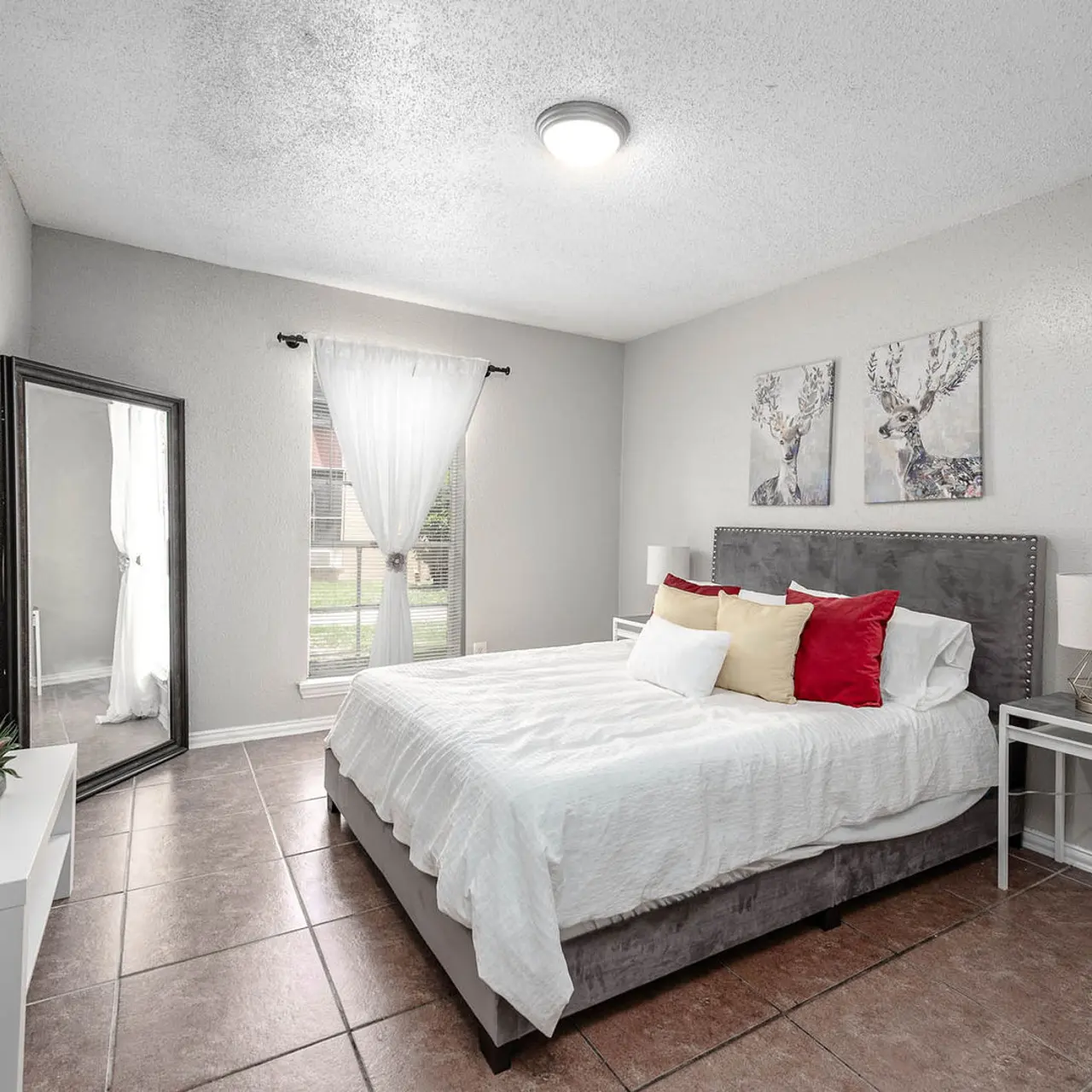 Vista Del Rey Apartments - Room, Bed