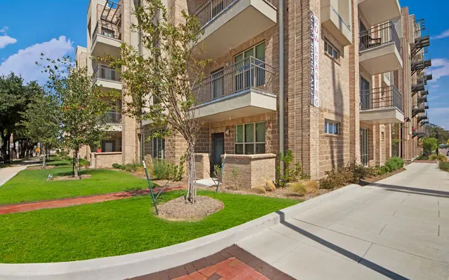 City Square Lofts - City, Grass