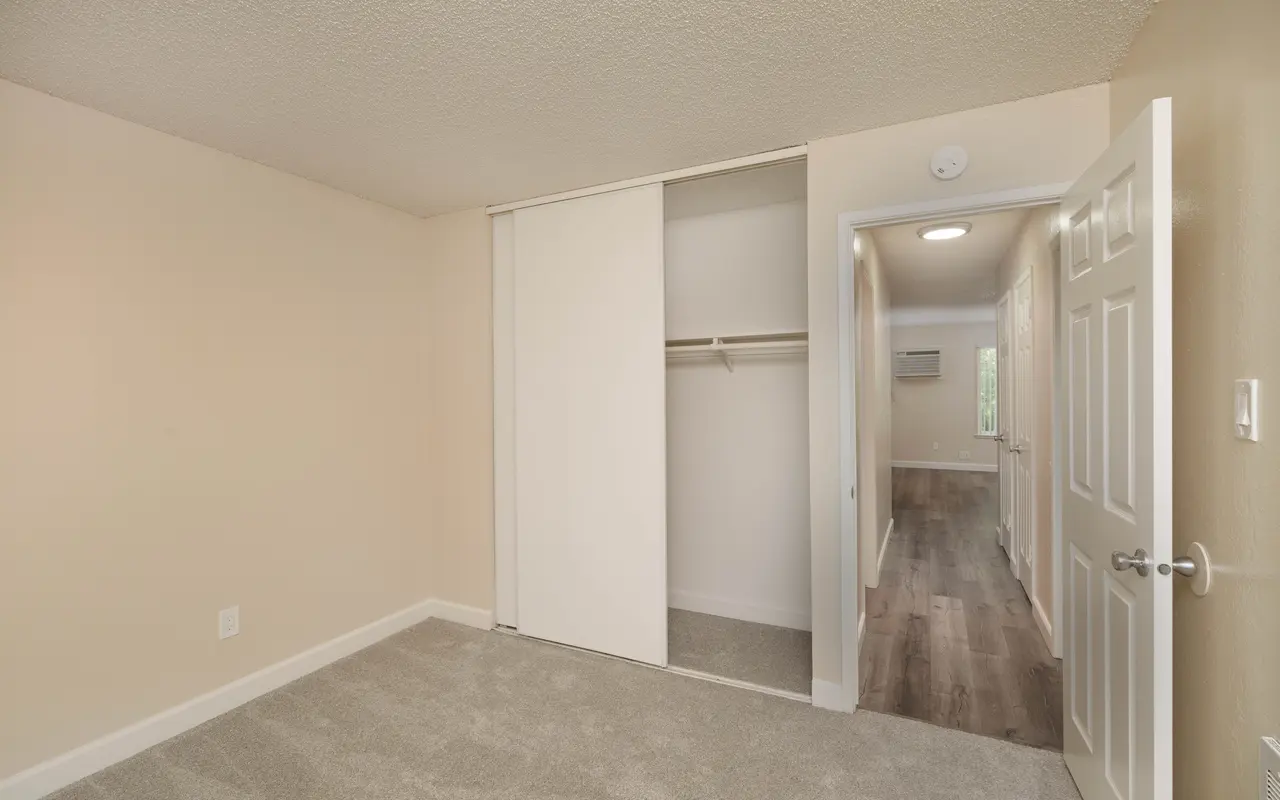Lone Oaks - Corner, Floor, Flooring