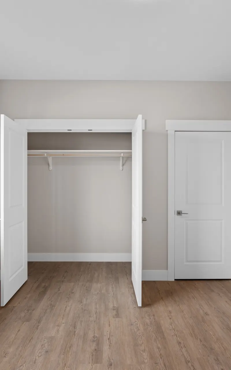 Secondary bedroom in an unfurnished apartment, offering a clean and versatile space