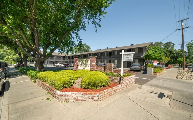 College Manor Apartments - Hotel, Path, City