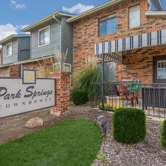 Park Springs Townhomes - Grass, Chair, City