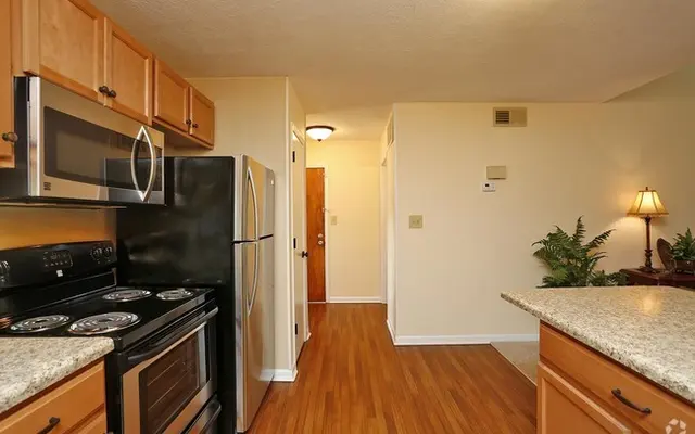 Lake Claire Apartments - Room, Flooring