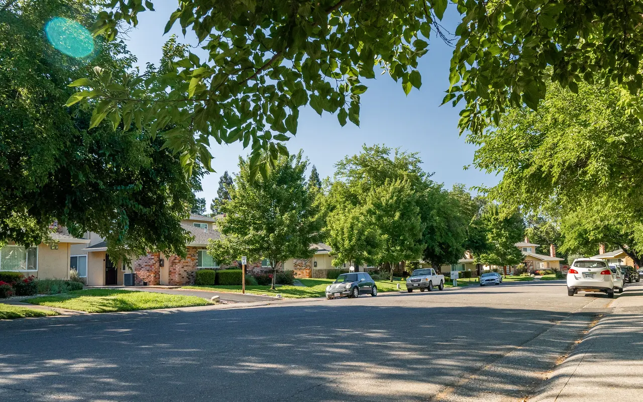 Queenston Plaza - Neighborhood, City, Road