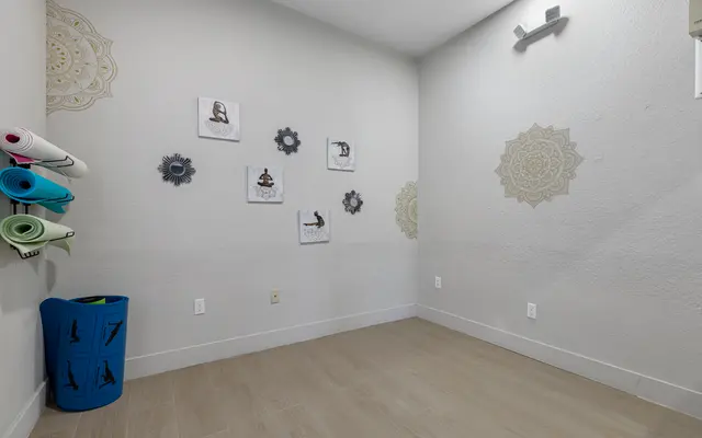 Palm Breeze - Corner, Floor, Indoors