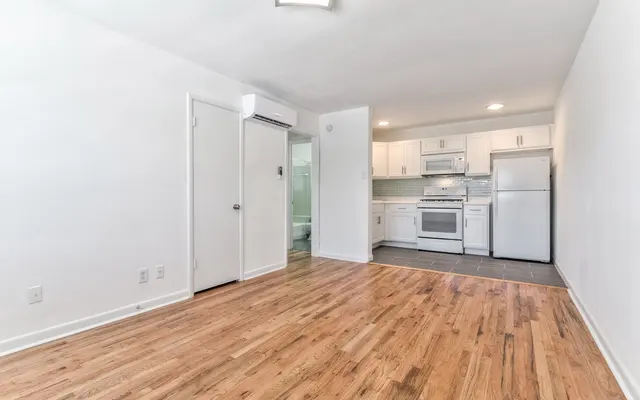 Lakewood Plaza - Indoors, Room