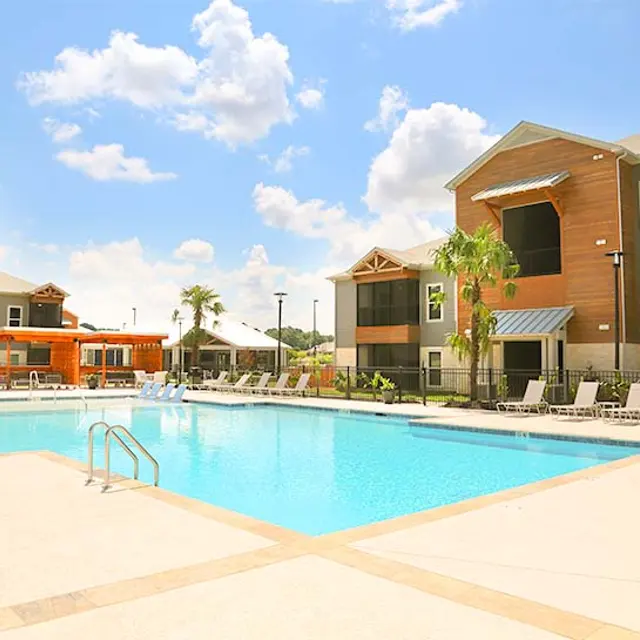 North Village Plaza Apartments - Pool, Hotel
