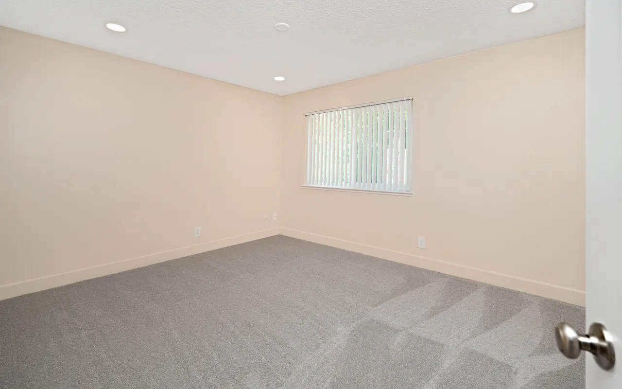 Queenston Plaza - Corner, Floor, Flooring