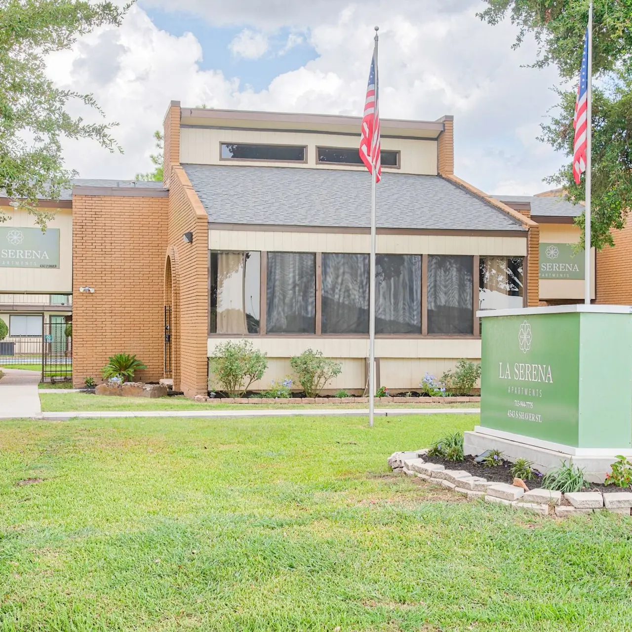La Serena Apartments - Exterior, Lawn