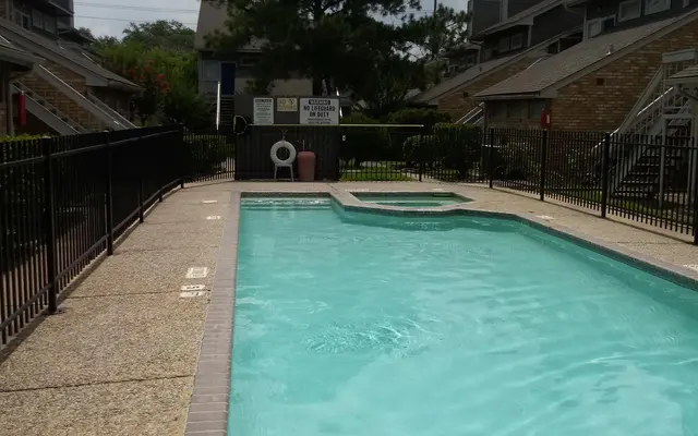 Willow Run Apartments - Pool, Hotel