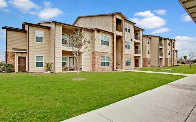 Vista Monterey Apartment Homes Vista Monterey Apartment Homes - Lawn