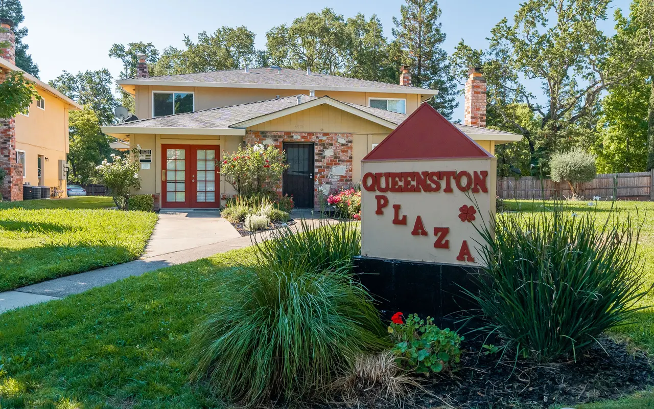 Queenston Plaza - Grass, Shelter, Vegetation