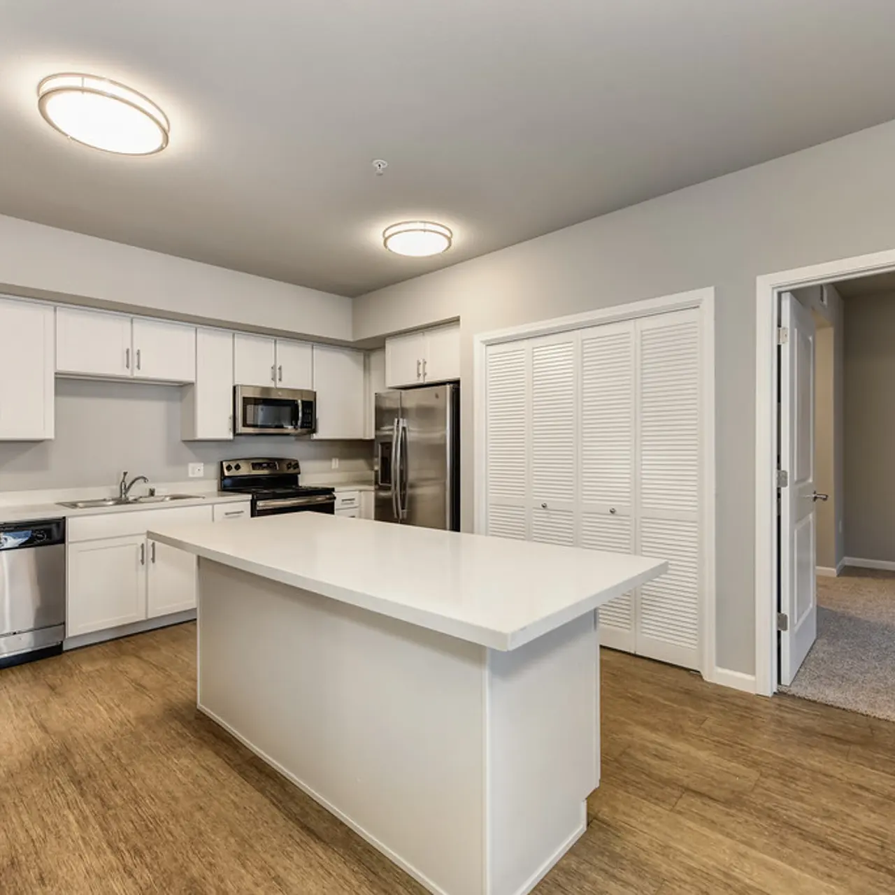 Gateway Station - Indoors, Room