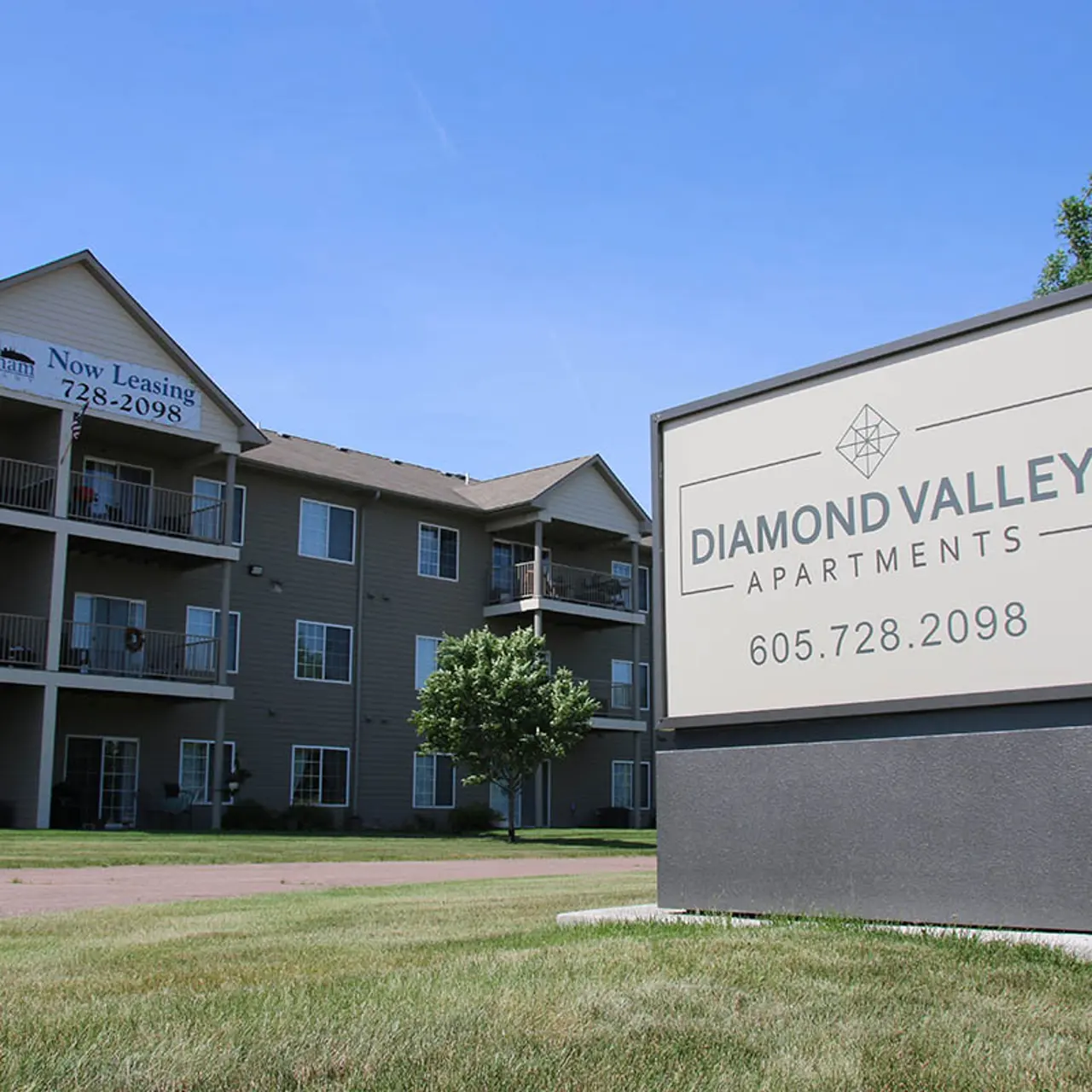 Diamond Valley Apartments - Grass