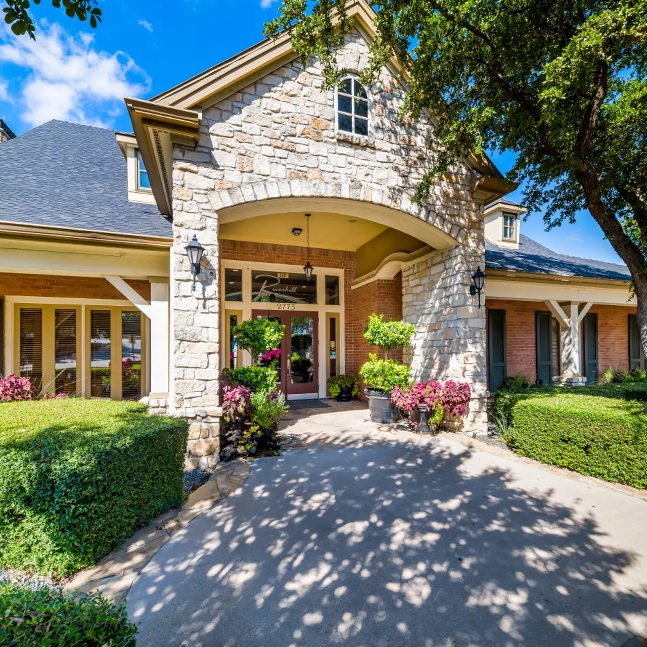 Riverhill Riverhill - Grass, House