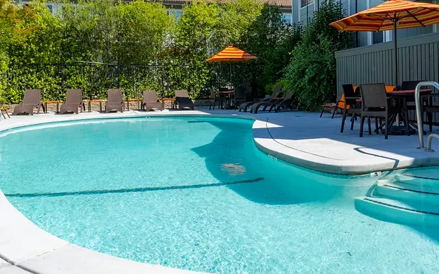 Traverse - Pool, Chair