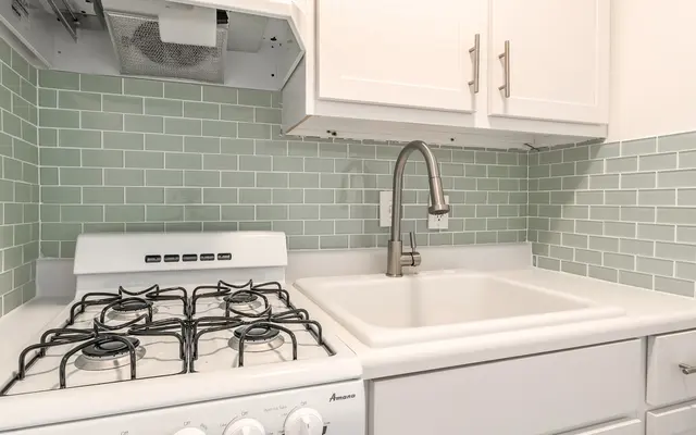 Lakewood Plaza - Room, Appliance