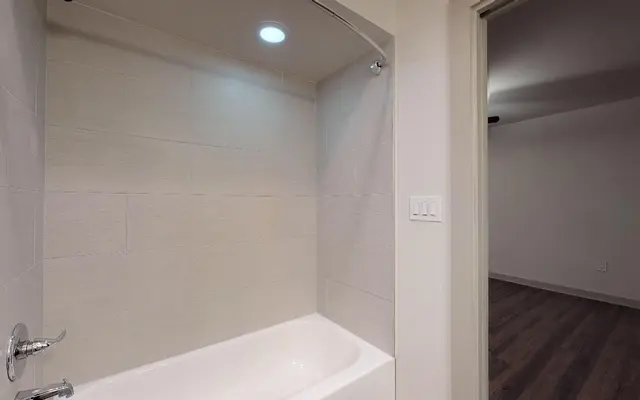 Apartments at M-Streets - Tub, Room