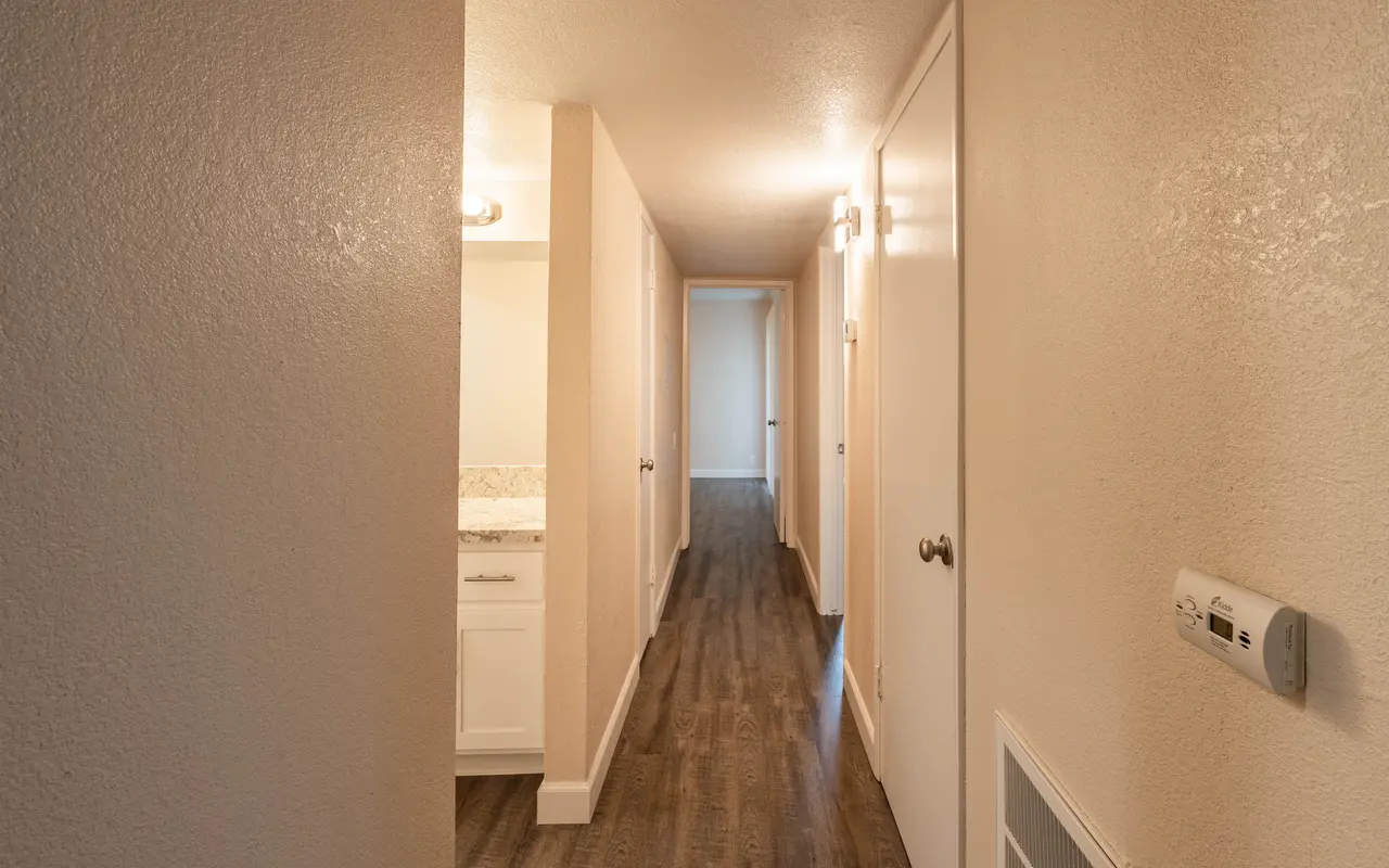 Marconi Oaks - Indoors, Hallway