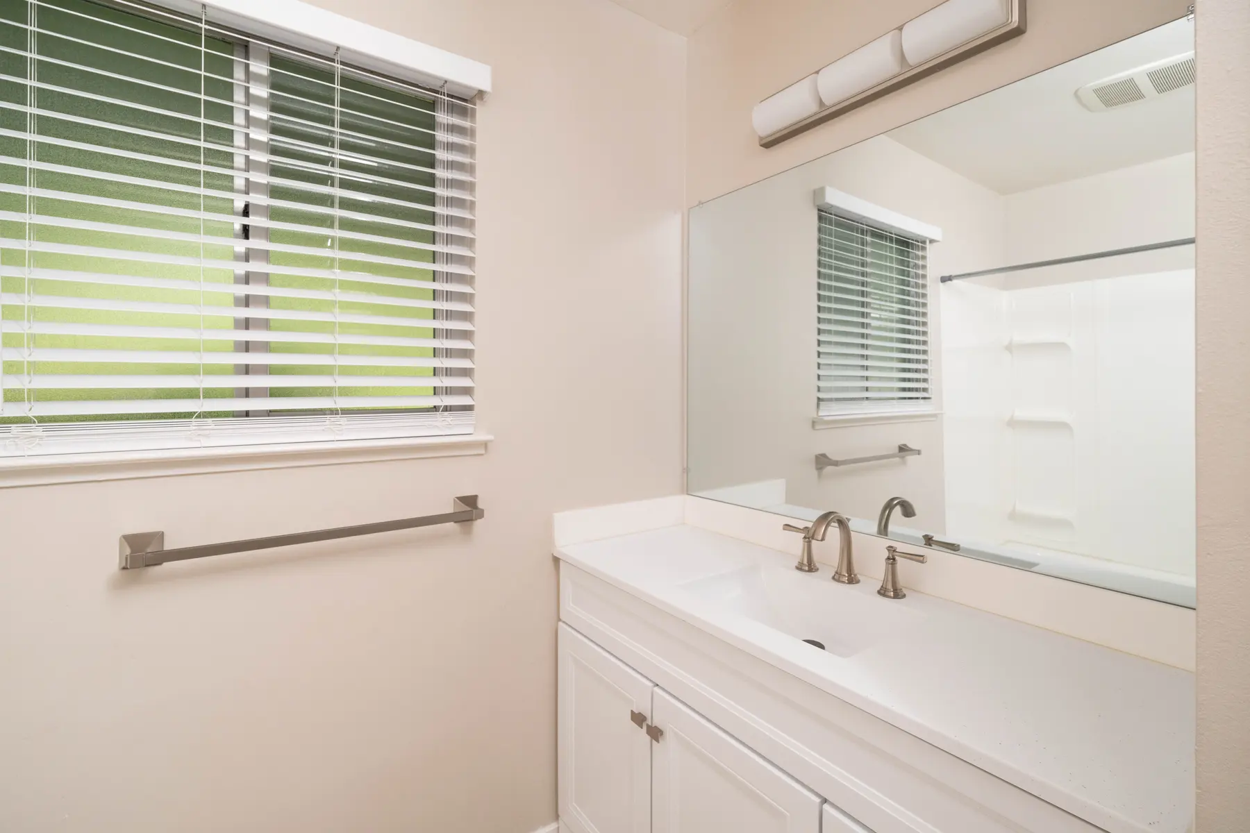 El Camino Duplexes - Corner, Home Decor, Sink