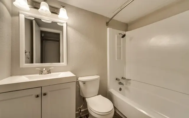 Emerald Lane - bathroom